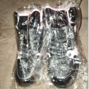 Black and pink tennis shoes size 6